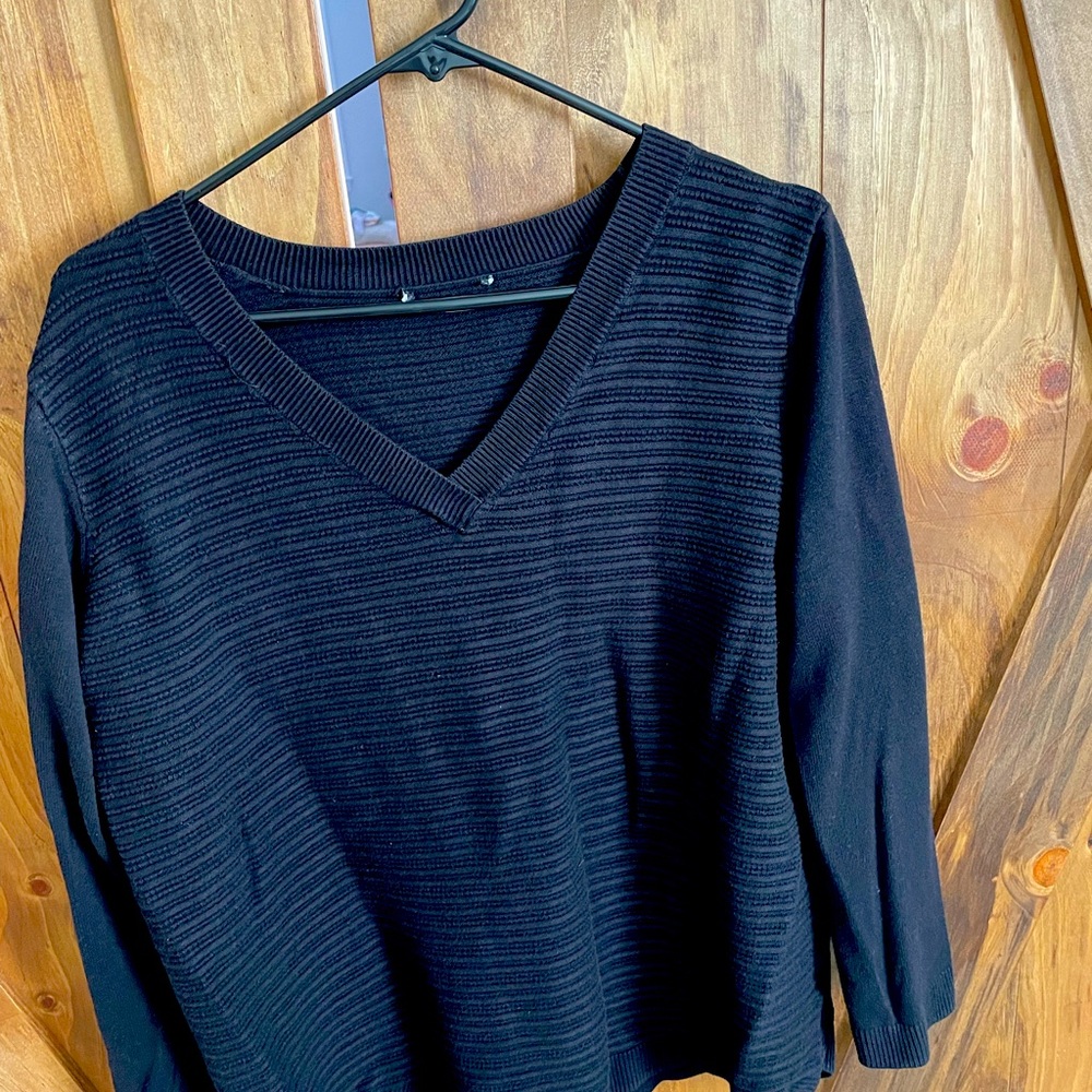 V- neck quilted black sweater.